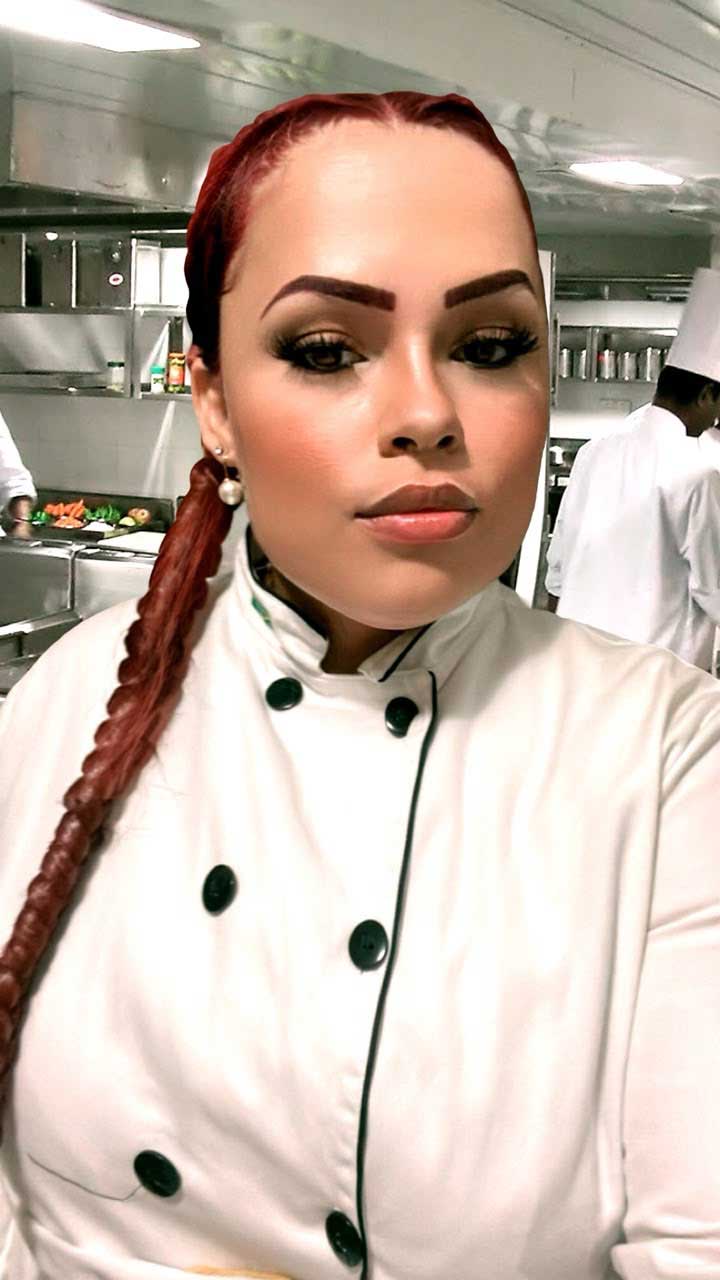 Confeiteira Daiana Marzano em cozinha profissional