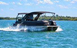 F-Boat 9500 navegando sobre a água em atividade de turismo náutico