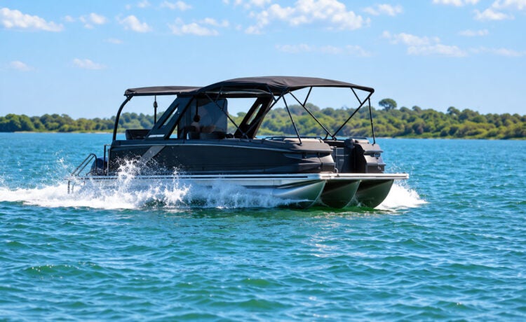 F-Boat 9500 navegando sobre a água em atividade de turismo náutico