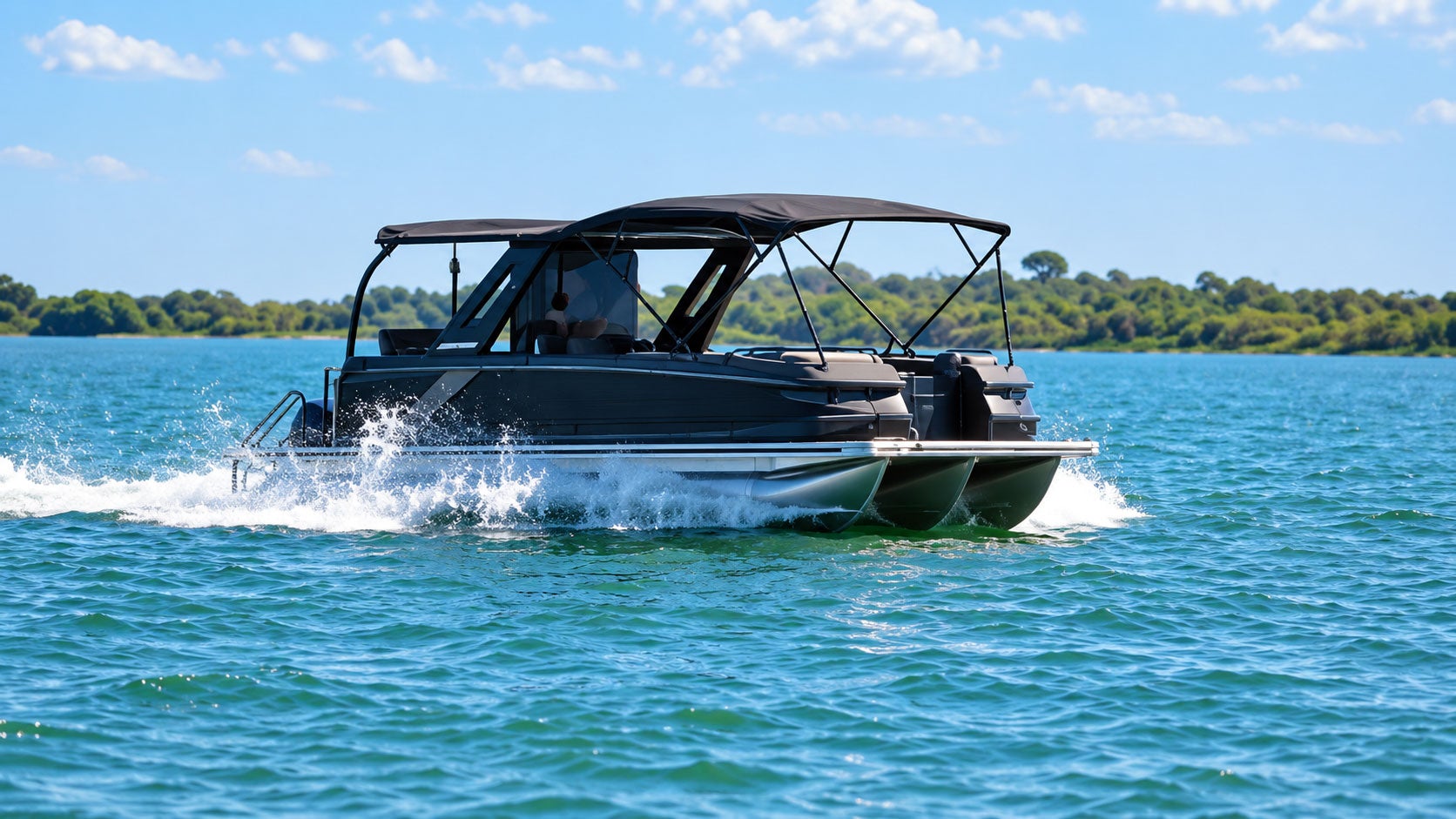 F-Boat 9500 navegando sobre a água em atividade de turismo náutico